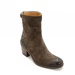 ISABEL QUINOA SUEDE SHORTY BOOT REAR  STUD DETAIL